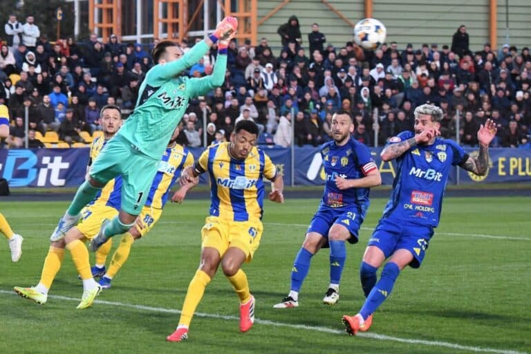 Unirea Slobozia pierde cu Petrolul, după ce a jucat în inferioritate numerică